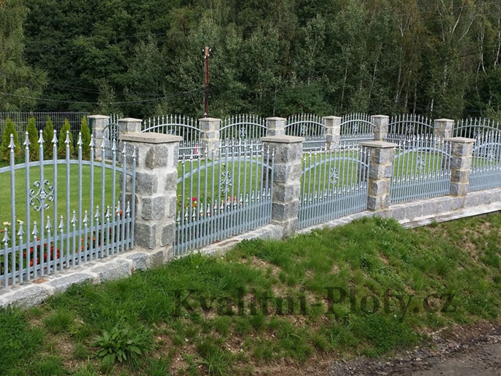 Kovový plot z jaklu na kamenné podezdívce