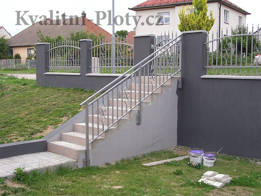 Kovové zábradlí u venkovního schodiště