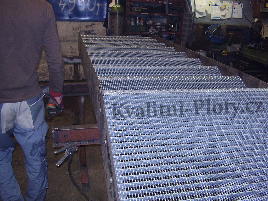Pohled do zámečnické dílny při výrobě plotových dílců